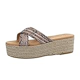 Pantoletten für Damen haben in den letzten Jahren eine Fashion-Revolution erlebt und sind mittlerweile weit mehr als nur praktische Schuhe. Geschlossen, mit Absatz oder aus Leder gehören sie zu den Must-Haves in jedem Schrank. In Schwarz und Weiß sind sie eine wunderbare, schlichte Ergänzung zum Outfit und eignen sich sowohl für den heimischen Garten als auch zum Flanieren in der Freizeit. Besonders schön sehen sie zu Jeansshorts und Bluse aus.