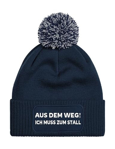 NIMAMA Pferd Beanie Mütze AUS DEM Weg ICH MUSS ZUM STALL - Damen Bommel Wintermütze mit Statement - Lustiger Spruch Strickmütze - Wollmütze als Geschenk für Frauen und Mädchen - Navyblau