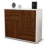 Dieses Sideboard hat Gesamt-Maße von 92x79x35 cm. Die Breite von ca. 92 cm ist optimal für Nischen und Verschläge. Die Holz Front Walnuss Nachbildung wirkt mit einem dunklen und intensiven Braun sehr einladend. Das dunkel erscheinende Holz passt sehr gut zu einem gemütlichen Einrichtungsstil. Der weiße matte Korpus kann überall integriert werden. Mit der beruhigenden Farbe weiß, findet sich leicht Stellplatz für dieses schöne Möbelstück.