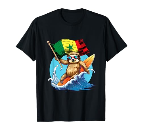 Perezoso surfeando en Senegal, raíces senegalesas, bandera senegalesa Camiseta