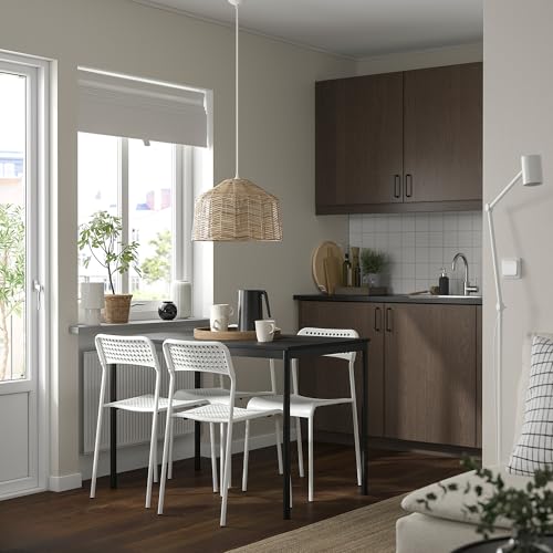 Chaise Sandsberg blanc autour de la table pour des repas conviviaux