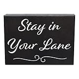JennyGems Letrero de madera con texto en inglés "Stay in Your Lane", fabricado en