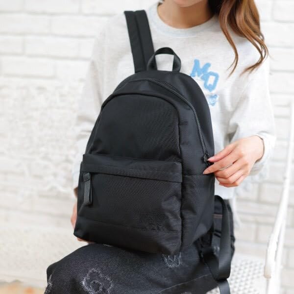 Amazon | [マリークワント] オールブラックシンプルロゴ リュック