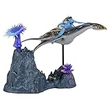 Enthält 2 Figuren: Die Box enthält eine 6,3 cm große Neteyam-Actionfigur mit 6 Gelenkpunkten und eine sehr detaillierte bewegliche Ilu mit biolumineszierendem Effekt, wenn sie unter Schwarzlicht platziert wird. Das Figurenset wird zusätzlich mit einem speziellen Sammlerständer geliefert.