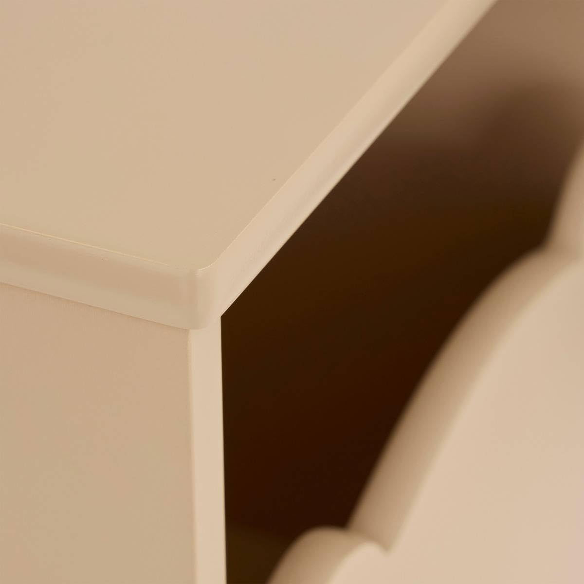 Atmosphera - Table de Chevet Enfant Douceur L 35,5 x H 40 cm, Porte Design Ourson, Pieds en Pin - pour Chambre, Meuble de Rangement