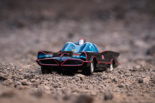 Carro a escala 1:24 Batman Batmobile DC Comics miniatura 3