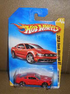 HOT WHEELS 2010 FORD MUSTANG GT 1:64 rojo miniatura 1