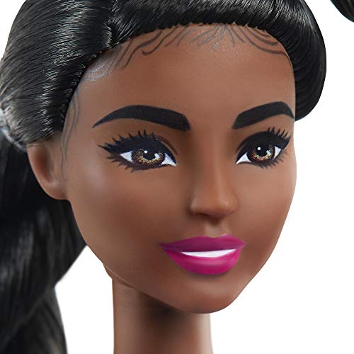 Barbie GYG09 - Fashionistas Puppe 146 (schwarzhaarig) mit Beinprothese, 2 gedrehten Zöpfen und Kleid mit Sternenmuster… – Bild 4