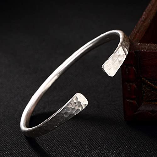 Bracelet ouvert s925 fait à la main, bijou rigide minimaliste et polyvalent pour femme.