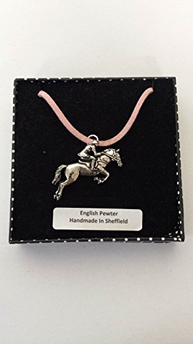 Pendentif étain Showjumper fait main et collier cordon rose de 41 cm