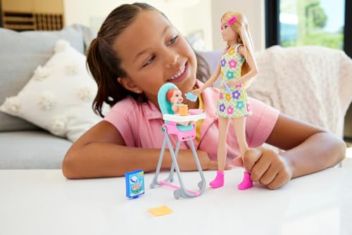 Barbie Skipper-Puppe und Spielset mit Accessoires, Babysitting-Set zum Thema Essen, Spielzeug mit Farbwechseleffekt, HTK35