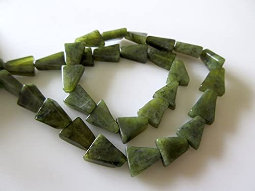 Grenat vert vessonite taillé en triangle de haute joaillerie