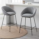 【Style Moderne】Avec une silhouette élégante, il adopte un tissu gris doux et agréable à la peau, ainsi qu'un design de matelassage discret et raffiné. Associé à des pieds métalliques noirs inclinés, il crée un tabouret bar alliant modernité et minimalisme, illuminant votre salle à manger.