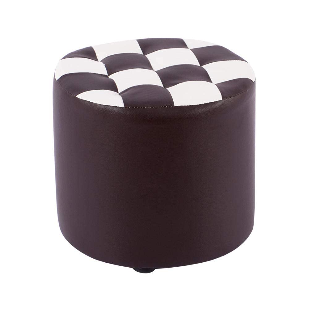 Tabouret de pied en bois sous une table basse ronde de salon