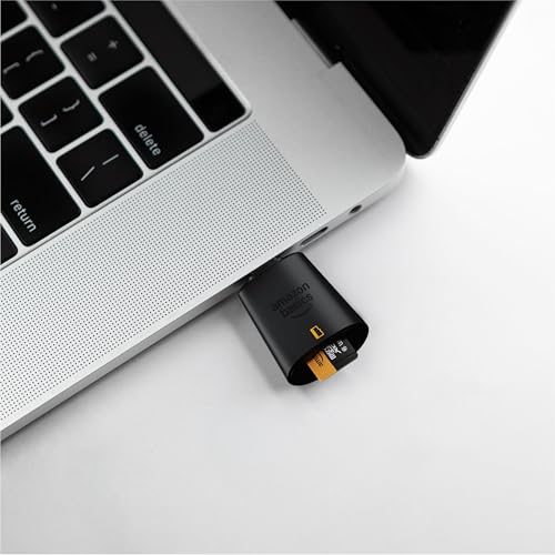 Lector de tarjetas micro-SD Amazon Basics conectado a un portátil con tarjeta insertada