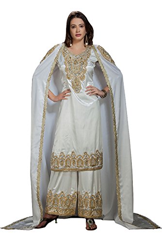 Robe blanche avec cape au design fluide et épuré