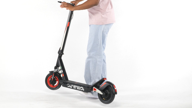 せら2 Aprilia E-Scooter eSR2, Silnik 350W, Zawieszenie Przednie i