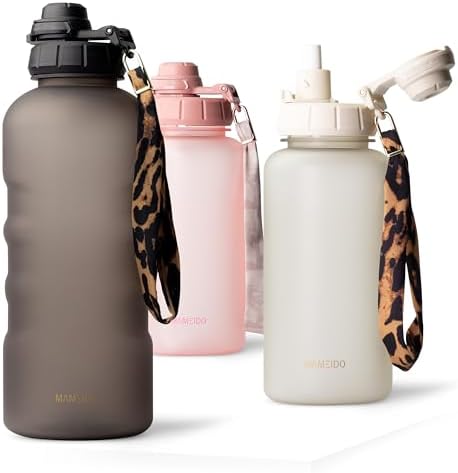 MAMEIDO Trinkflasche mit Strohhalm 2 l (Urban Taupe) | auslaufsicher, BPA-frei mit 2-in-1-Sportdeckel, Strohhalm & Trageschlaufe, Wasserflasche mit Zeitmarkierung für Sport, Schule