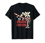 Onora il patrimonio ferroviario americano con questa sorprendente t-shirt, che unisce un robusto picco ferroviario e la bandiera degli Stati Uniti con una maestosa silhouette di treno. Un potente simbolo di dedizione sia per i ferrovieri che per gli appassionati di treni.