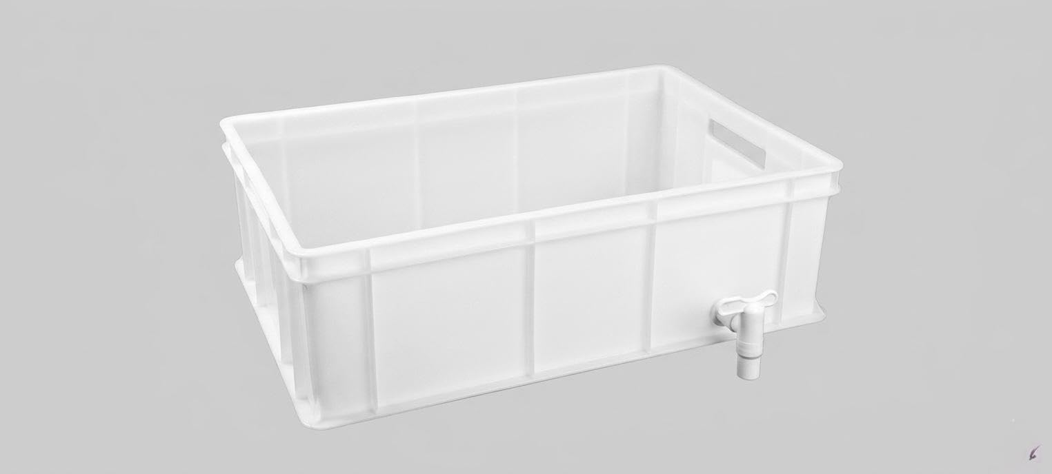 Terrario per tartarughe. Può contenere acqua facilmente drenata attraverso rubinetto esterno già installato. Dimensioni: cm 60 x 40 x h cm 24. Rettangolare. Materiale: plastica bianca