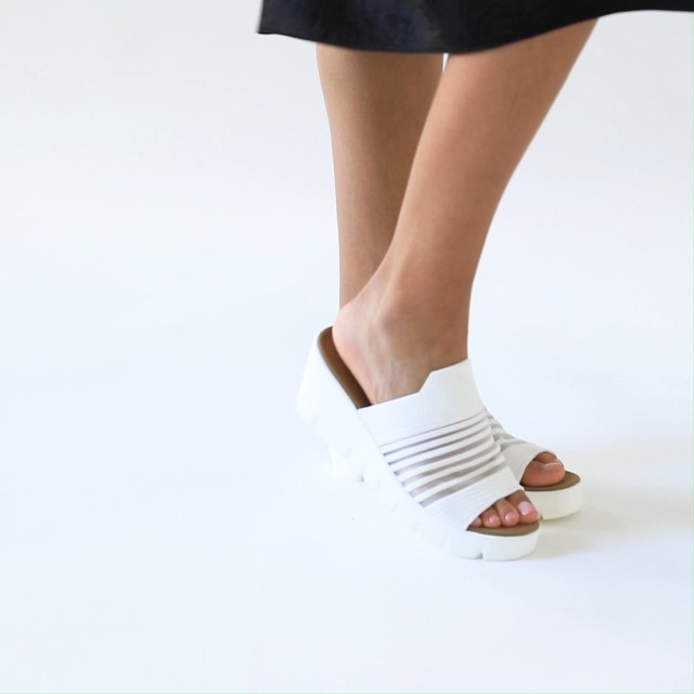 Sandales Bernie Mev Femme – Bout Ouvert Métallisé Irisé – Taille 7 US – Talon Bas