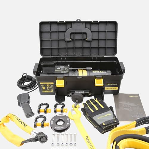 horntools Winch Box 12V Mobile Seilwinde 1,8 t – Tragbare Winde mit Kunststoffseil 16 m, Umlenkrolle, Schäkel & Baumgurt – Komplette Offroad Recovery Box für Auto, SUV, ATV, Anhänger & Gelände