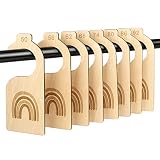 【Modernes Design】Der Baby-Kleiderschrankteiler ist mit einem Regenbogenmuster graviert, Das Regenbogen-Design passt perfekt in jedes moderne Kinderzimmer, Erhöhen Sie die Wärme Ihrer Garderobe. Größenteiler sind ein kreatives, durchdachtes Geschenk für frischgebackene Eltern und werdende Mütter. Natürliche Farben, die zu jeder Kindergarteneinrichtung passen. Es eignet sich auch sehr gut für die Veredelung von Kindergartenkleidung.
