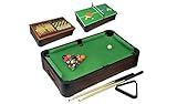 Hay más en esta mesa de billar de lo que se ve a la vista. Después de disparar algunos billares en la mesa de 50 cm, configura el tablero de juego de doble cara y juega al tenis de mesa, ajedrez, corrientes de aire o backgammon. Ideal para la habitación familiar, la habitación de un niño o incluso una oficina. Mide 30 x 50 cm cuando está montado.