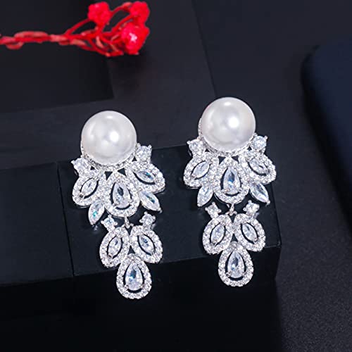 Collar de perlas con colgante de gota que realza el escote en vestidos de fiesta y trajes