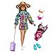 Produktbild Barbie Puppe & Zubehör Set, Urlaub Spaß Sommer Reise Modepuppe, Blond mit Regenbogen Jogger Top & Shorts, Badeanzug, Gepäck & mehr