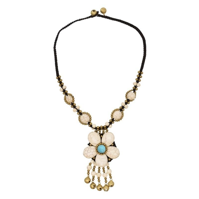 Collar de campana de flores tejidas para un look bohemio único en festivales 2