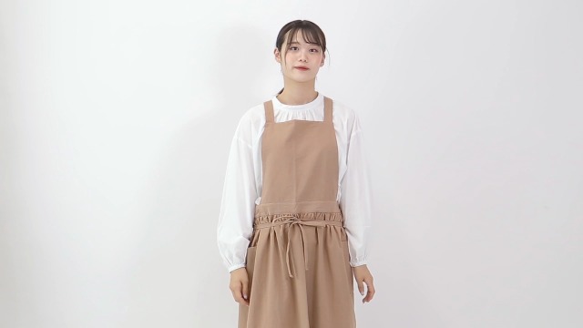 お尻も隠れるワンピースタイプのエプロンです