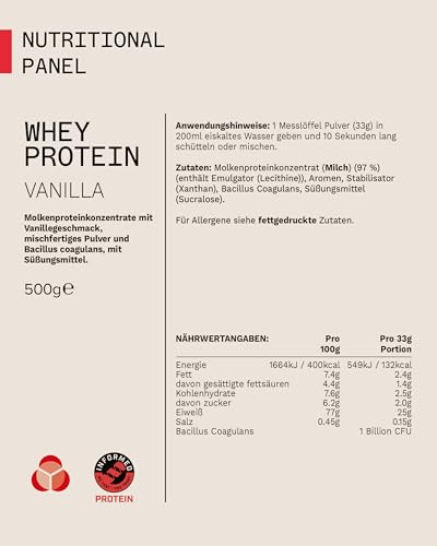 mit Scoop-Messlöffel daneben zur Darstellung der Portionsgröße von 30g für 25g Eiweiß.