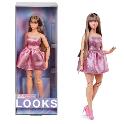Barbie Looks Muñeca de colección articulada con Pelo castaño con Vestido Rosa Brillante años 2000, Juguete Signature de Moda +16 años (Mattel HRM16) | Ya disponible en tu tienda friki favorita! En mundofriki.es!