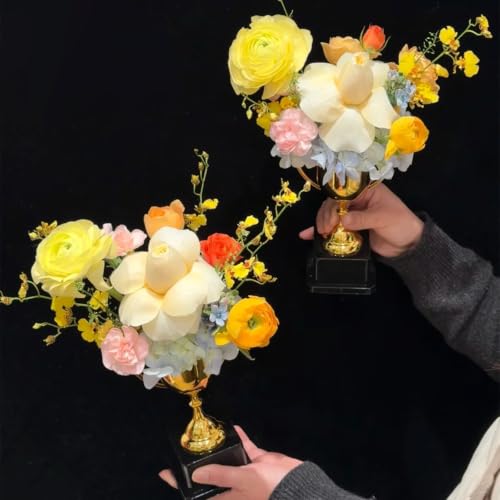 Arreglos florales en florero decorativo tipo trofeo de bodas 3
