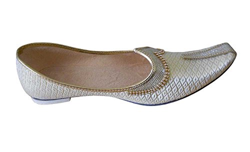 Mojari crema para hombre: olvida el calzado aburrido con estos zapatos de estilo indio 3
