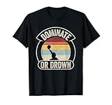 Ce t-shirt rétro Water Polo Player est parfait pour les personnes qui apprécient un bon retour de mode. Suivez « Bag Some Ray » pour voir des motifs similaires. Nous offrons une grande variété de t-shirts d'inspiration vintage pour que vous puissiez vous sentir à la fois à l'aise et élégant