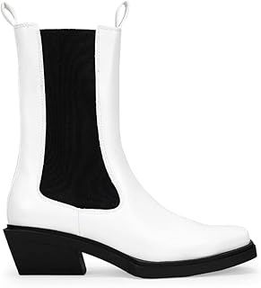 Botines estilo 'chelsea boots' con elásticos laterales y detalle de suela cuadrada. Sin cierre.