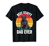 Le design Best Staffy Dad Ever avec un coucher de soleil rétro vintage vieilli et des lunettes de soleil est un excellent t-shirt pour les propriétaires de Staffordshire Bull Terrier noir et les amateurs de chiot Staffy pour la fête des pères, la fête des chiens. Vêtements et vêtements I Love My Staffy pour homme