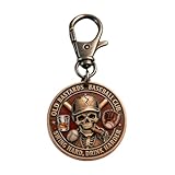 Design distinctif : dispose d'un design rétro détaillé de crâne avec verre à whisky et motif cigare, mettant en valeur le thème du club « Old Bastards » avec des slogans humoristiques y compris « Swing Hard, Drink Harder » et « In Whiskey We Trust »