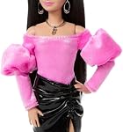 Barbie Poupée de style Deluxe #13 en rose Barbiecore Velveten Top avec manches en piqué, Vinyle noir Mini Jupe, Cheveux noirs, Purse rose et Lunettes de soleil