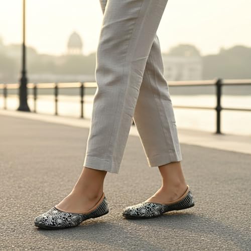 Image of DFR Women Embroidered Mojari Juttis