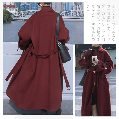 Vincent House ロングコートを着用した女性