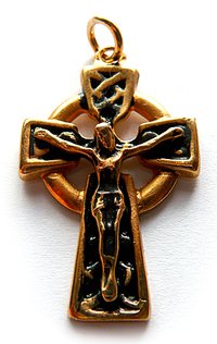 Cruz de San Patricio celta para regalar en ocasiones especiales con acabado dorado