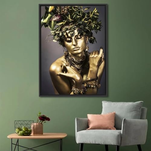 Peinture abstraite de femme dorée pour transformer un mur de salon vide