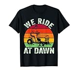 Haz que tu padre, madre, marido y esposa se rían cualquier día con este divertido diseño vintage de paisajismo para hombres y mujeres ideas de cuidado del césped para papá mamá que dice que montamos al amanecer con un diseño gráfico retro vintage de tractor de corte de césped de tierra.