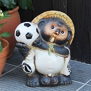 Amazon.co.jp: 信楽焼 8号サッカー狸 しがらきハンカチ