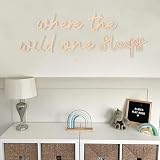 Decoración de pared para dormitorio de niños: el letrero de Donde duerme salvaje está hecho de madera natural, que es lo suficientemente fuerte y resistente como para durar mucho tiempo, y su textura de madera aporta un ambiente cálido y rústico a la habitación