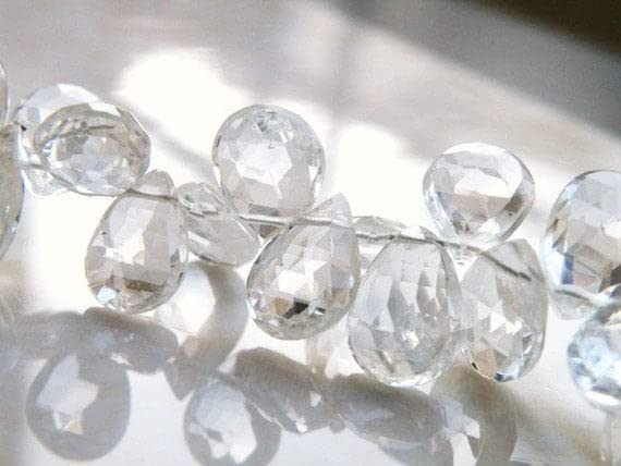 Gemstone Briolette blanche en goutte pour concevoir un bijou unique