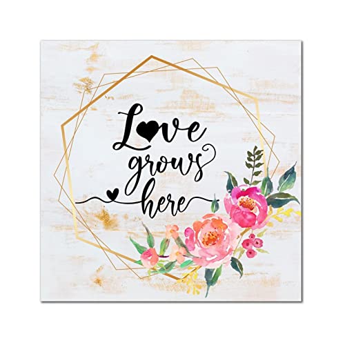 Plaque en bois Love Grows Here pour habiller un mur vide avec une deco vintage chic